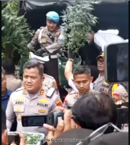 Reserse Polres Jombang menyita barang bukti berupa 110 batang pohon ganja hidup, 5 kg lebih daun ganjar kering hasil panen perdana serta 4 toples biji ganja dengan nilai sekitar Rp 600 juta. Kapolres Jombang AKBP Ardi Kuniawan terlibat langsung penggerebkan di rumah kontrakan di desa Mojongapit, Diwe, Jombang, Senin 15 Desember 2025. Foto: Instagram@info_seputar_jombang