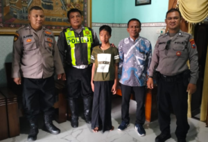 Remaja ini mengaku menjadi korban perundungan di pondok tempat ia belajar. Tak kerasan, ia minggat dan hendak pulang ke Sidoarjo lewat jalan tom Sumo seorang diri. Karena peduli, suami istri Bayu Sono yang tengah lewat, segera menghampiri dan membawa remaja itu ke pos polisi Dreiyorejo, Gresik.Rmaja ini akhirnya bisa pulang dan dipertemukan kembali dengan orang tuanya di Sidoarjo. Foto: dok/pos polisi Driyorejo