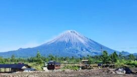 Gunung Semeru yang aktif