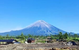 Gunung Semeru yang aktif