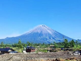 Gunung Semeru yang aktif