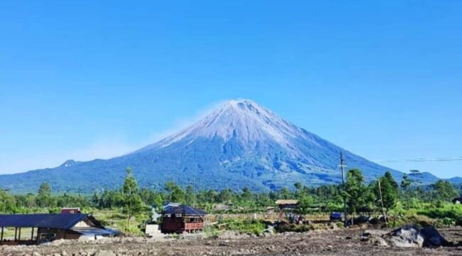 Gunung Semeru yang aktif
