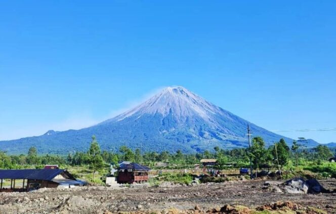 
					Gunung Semeru yang aktif
