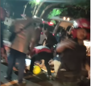 Korban kecelakaan di Tungorono, Jombang, Senin malam 22 Desember 2025, melibatkan dua motor. Menyebabkan seorang WNA Taiwan meninggal dunia di rumah sakit. Foto: Instagram@pesonajombang