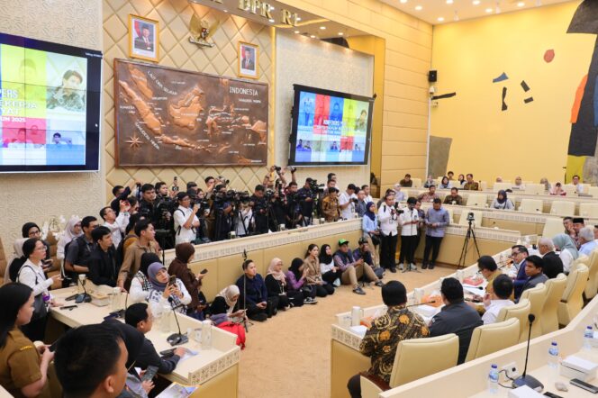 
					Komisi II DPR RI Apresiasi Digitalisasi Pengaduan Pertanahan Kementerian ATR/BPN: Cara Merespons Masyarakat dengan Cepat