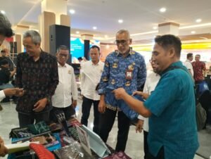 Foto:Istimewa
Ketua Kadin Gresik dan Kota Kediri saat meninjau stand UMKM.