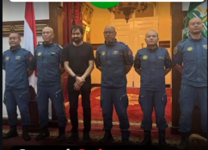 Gubernur Aceh Muzakir Manaf berfoto bersama lima ahli dari China yang membawa pelengkapan canggih yang mampu mendeteksi korban yang berada di dalam lumpur. Foto: Instagram@dewo.suharyo