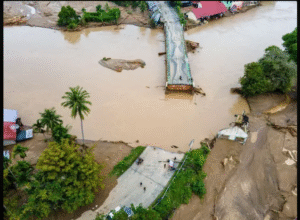 Dihtantam hujan deras berpekanapngan selama tiga hari sejak 26 November 2025, menyebabkan wilayah Aceh Tamiang mengalami mengalami lumpuh total. Akibat jalan-jalan rusak berat, serta jembatan runtuh. Foto: Antara