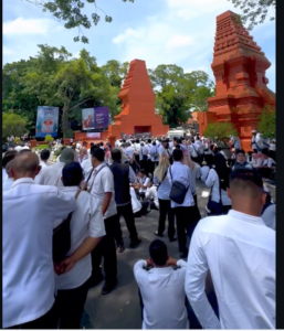 Rtusan kepala desa yang teralifiasi dengan Pamong Mojopahit, melakukan aksi unjuk rasa, di kantor Pemkab Mojokerto, Rabu 24 Desember 2o025. Mereka menutut agar tidak diperlakukan pemotongan alokasi dana desa (ADD) pada 2026. Foto: Instagram@aslimojokertocom