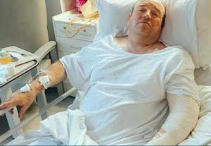 Ahmed al Ahmed mengalamai luka tembak di lengan dan punggungy, saat dia melakukan tindakan berani menerkan pelaku penembakan di pantai Bondi, Sydney, 14 Desember 2025. Saat tengah dilakukan penggalangan dana terkumpul Rp 4,1 m diserahkan kepada Ahmed yang disebut-sebut sebagai phalwan sejati. Foto: aa.com