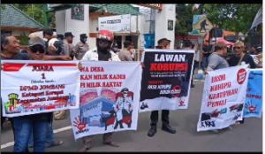 Memperingati Hari Anti Korusi Sedunia, massa Forum Rembug Masyarakat Jombang (FRMJ) menggelar aksi damai yang melibatkan ratusan warga di tiga titik strategis: Kejaksaan Negeri, Kantor Pemerintah Kabupaten (Pemkab), dan Gedung DPRD Jombang, Selasa, 9 Desember 2025. Foto: Instagram@kabarjombang