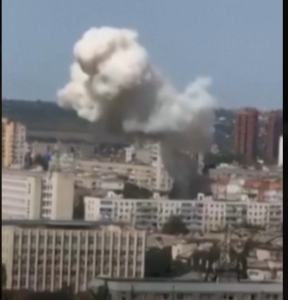 Kepulan asap putih membubung tinggi saat serangan drone mengenaai apartamen sembilan lantai di Rusia, dalam serangan udara meggunakan 91 drone seperti dituduhkan oleh Rusia. Foto: Youtube@Al-Jazeera