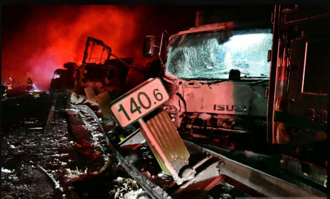 
					Tumukan kendaraan di jalan tol Kan-etsu, kota Minakami, Prefektur Gunma. Meliabtkan 57 kendaraan, terjadi kebakara. Menyebabkan seorang  nenek berusia 77 tahun meninggal dunia, dengan 26 orang luka-luka termasuk lima luka serius. Foto: antara