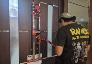 Setelah melakukan operasi tangkap tangan di Jakarta dan Bekasi, KPK melakukan penyegelan ruang kantor Bupati Bekasi, Ade Kuswara, Kamis malam, 18 Desember 2025. Foto: antara
