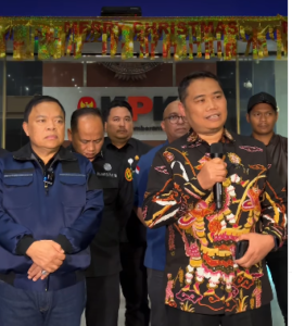 Plt Deputi Penindakan KPK Asep Guntur Rahayu menyerahkan dua oknum Kejaksaan banten yang terken OTT pemerasan warga negara Kores, kepada Sesjamtintel Kejagung Sarjono Turin, Jumat dinihari, 19 Desember 2025. Foto: Instagram@kpk.official