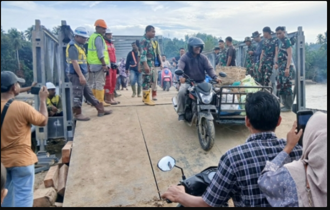 
					Jembatan baley sepanjang 25 m berkekuatan hingga 40 ton telah selesai dibangun, menjadi pembuka jalur logisitik ke Bener Meriah dan Aceh Tengah, mulai bisa dilewati sejak Minggu, 14 Desember 2025. Foto: kabnarbiereuen