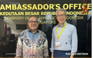 Foto bersama mantan Dubes RI di Singapura, Suryopratomo bersama Joseph Oetomo, sebagai bos utama PT Toba Lestari Pulp Tbk. Foto: Instagram@baligetalk