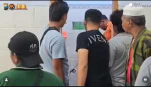 Petugas kepolisian melakukan buka paksa pintu kamar mandi Masjid Sabilillah, kelurahan Mlajah, Bangkalan. Ternyata di dalamnya ditemukan seorang pria bernama Dadang Kuncoro, warga Probolinggo. Foto: Dok/ Humas Polres Bangkalan