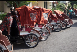Inilah wujud becak listrik bantuan Presiden Prabowo untuk penarik becak lansia, dibagikan ke tukang becak di Jawa, totalnya mencapai 10.000 unit, dengan nilai anggara Rp 220 miliar. Ternyata di wilayah Brebes, becakcak bantuan ditarik kembali oleh BUMDes. Foto: Antara