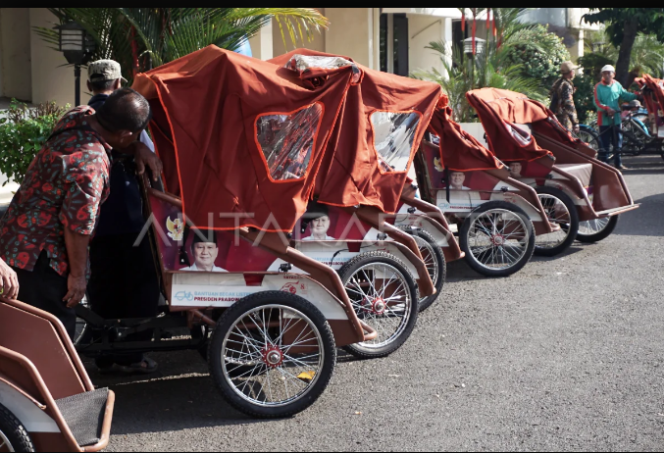 
					Inilah wujud becak listrik bantuan Presiden Prabowo untuk penarik becak lansia, dibagikan ke tukang becak di Jawa, totalnya mencapai 10.000 unit, dengan nilai anggara Rp 220 miliar. Ternyata di wilayah Brebes, becakcak bantuan ditarik kembali oleh BUMDes. Foto: Antara