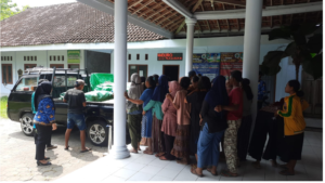 Antusiaa warga desa Sumberbeji, kecamatan Kabuh. Mereka menyerbu Pasar Murah Disdagrin yang dilaksanakan 1 Desember 2025. Foto: Dok/ Disdagrin Pemkab Jombang