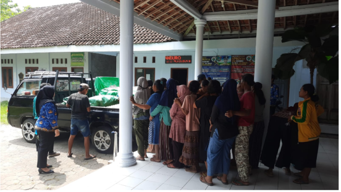 
					Antusiaa warga desa Sumberbeji, kecamatan Kabuh. Mereka menyerbu Pasar Murah Disdagrin yang dilaksanakan 1 Desember 2025. Foto: Dok/ Disdagrin Pemkab Jombang