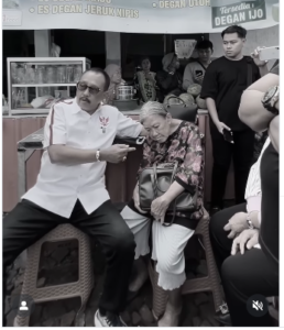 Wakil Walikota Surabaya, Dr H Armuji SH menemui nenek Erlina Wijayanti, merespon viralnya video pengusiran secara paksa serta penghancuran rumah nenek berusia 80 tahun itu. Foto: Instagram@cakj1