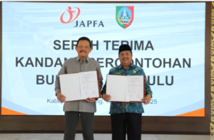 Bupati Jombang H Warsubi dan Direktur Japfa, Rachmat Indrajaya, menandantangani dokumen penyerahkan bantuan CSR berupa kandang ayam ULU, Kamis 18 Desember 2025. Foto: Jombangkab.go.id
