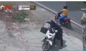 Rekaman CCTV menunjukkan, pelaku hanya membutuhkan waktu 22 detik, untuik membawa kabur motor milik seorang kurir JNT, di Bangkalan. Polisi berhasil meringkus tersangka dan penadah. Foto: Instagram@bangkalanterkini