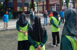 Camat Plandaan  Lia Aprilianna Isna Sari bersama tim Puskemas melakukan operasi 3M, untuk mencegah, sekaligus membeantas sarang nyamuk  Aedes aegypti penyebab deman bedarah, di desa Jatimlekek, Jumat 5 Desember 205. Foto: jombangkab.go.id