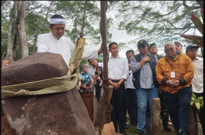 Gubernur Jabar Dedi Mulyadi menancapkan batu di teras lima, sebagai tanda dimulai pemugaran situs purbakala Gunung Padang, di wilayah Cianjur, Jawa Barat. Foto: kompas