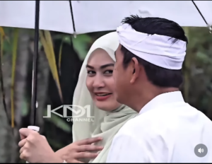 Berpayung bedua saat hujan rintik berjalan di pematang sawah, Kembur Pakuan, antara Dedi Mulyadi dengan tamunya Young Syefura Othman, Kamis 11 Desember 2025. Foto: Instagram@dedimulyadi51