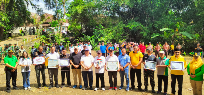 
					Untuk memperingati dengan peringatan Hari Menanam Pohon Indonesia (HMPI), Hari Cinta Puspa dan Satwa Nasional (HCPSN), serta Hari Amal Bhakti (HAB) ke-80 Kemenag bersama Pemkab Jombang, menanam 500 pohon dan menebar 1200 bibit tawes. Foto: Diskominfo Pemkab Jombang