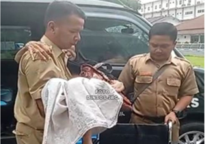 Petugas dari Satpol PP Jombang melakukan evakuasi pria lansia di area SPBU Sambong, atas permintaan Dinsos dilakukan pemeriksaan kesehatan. Ternyata sesuai pelacakan Dinsos Jombang, lansia itu punya keluarga di Tangerang. Lansia itu sudah dibawa pulang oleh keluarganya. Foto: Dinas Sosial Pemkab Jombang