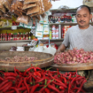 Jelang Ramadan, harga kebutuhan bahan makanan terasa mulai nai, hal itu terjadi pada komoditi cabai. Foto: swarajombang.com/ elok apriyanto