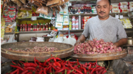 Jelang Ramadan, harga kebutuhan bahan makanan terasa mulai nai, hal itu terjadi pada komoditi cabai. Foto: swarajombang.com/ elok apriyanto
