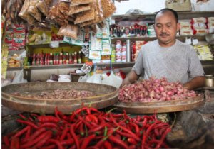 Jelang Ramadan, harga kebutuhan bahan makanan terasa mulai nai, hal itu terjadi pada komoditi cabai. Foto: swarajombang.com/ elok apriyanto