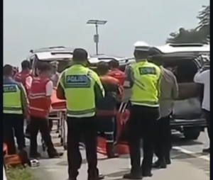 Belum diketahui secara pasti penyebab kematian empat orang di dalam mobil, saat berhenti di pinggir jalan Tol Pejagan-Pemalang, Kamis 11 Desember 2025. Setelah dilakukan pemeriiksaan tanpa otopsi, pihak keluarga diizinkan membawa jenazah ke Bekasi. Foto: Instagram@faktahitamnews.
