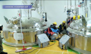 Instalasi pabrik fraksionasi plasma darah pertama di Indonesia, saat hampir rampung di kawasan industri Karawan, jawa Barat. Pabrik ini akan menghasilkan 600.000 liter plasa/ tahun. Akan mengakhiri import plasa bagi Indonesia. Foto: dailymotion.com