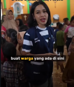 Artis penyanyi asal Jawa Barat, Andien Aisyah bersama anak-anakpengungsi di Gereja Sukarame, Aceh Tamiyang, melantukan lagi nasioal Tanah Airku, sungguh menyentuh hati. Ia bersama tim Kita Bisa menyalurkan bantuan di Aceh, Sumut dan Sumbar, beri bantuan kepada pengsungsi kobran banjir bandang. Foto: Instagram@uskanrnotinus