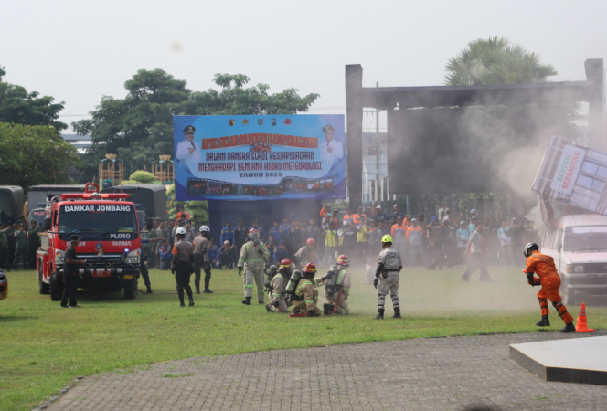 
					Tim pasukan BPBD Jombangf sedang melakukan latihan reaksi menghadai pertolongan pada bangunan runtuh, serta mitigasi bila terjadi  gempa megatrush, dilaksanakan di alun-alum pemkab Jombang, kamis 4 Desember 2025. Foto: Jombangkab.go.id