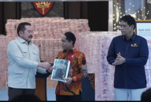 Jaksa Agung ST Burhanuddin menyerahkan dokumentasi pengembalian hutan seluas 688.427 hektare kepada Menteri Kehutanan Raja Juli Antoni, Rabu 24 Desember 2025. Hutan tersebut dari rampasan korupsi dan dednda administrasi. Foto: dok/kejagung