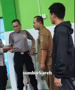 Satpol OO dan takmir masjid melakukan pengerebekan dua pria sesama jenis berada di dalam kamar mandi masjid Syarif Cindakir Kelurahan Teluk Kabung Utara, Kecamatan Bungtekab Kota Padang, Senin siang (15/12/2025). Foto: Instagram@info.padek