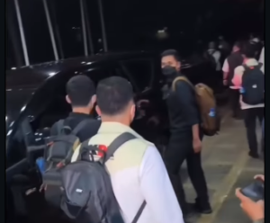 Tim penyidik KPK melakukan penggedehan kantor dinas Bupati Bekasi, Jawa Barat, sebagai kelanjutan operasi tangkap tangan, Senin 22 Desember 2025. Petugas mengangkut sebanyak 5 koper diduga barang bukti. Foto: Instagram@infobekasi