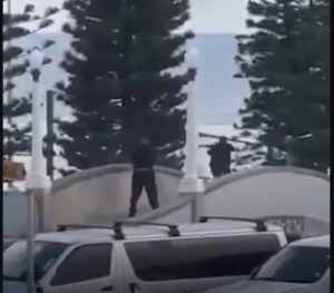 Dua pria mengenakan baju hitam menembaki sasaran masa di Pantai Bondi, Sydney, Minggu, 14 Desember 2025. Insiden ini terjadi siang hingga sore ini, menyebabkan 12 orang tewas, 29 lauka-luka. Satu tersangka tewas dan satunya masih dalam kondisi kritis. Foto: Instagram@inilahcom