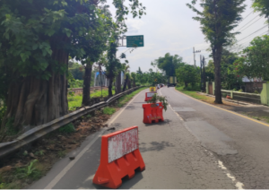 Untuk melakukan perbaikan jalan di jemabatan Jabon, Jombang, digunakan cor beton membutuhkan waktu tiga hari. Akibatnya Pemkab Jombang menutup Jl. Basuki Rahmad, selama tiga hari Kamis-Sabtu (25-27 Desember 2025). Foto: Swarajombang.com/ elok apriyanto
