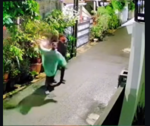 Hasil rekaman CCTV, tampak dua pria melakukan aksi teror di rumah Dj Dony, dengan melemparkan sebuah bom molotov, pada Rabu dini hari sekitar pukul 03.30 WIB, 31 Desember 2025. Foto: Tangkap layar video Instagram@jakarta.terkini