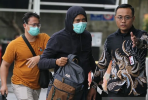 Setidaknya da dua oknum Kejaksaan Sungai Hulu Utara (SHU) Provinsi Kalimantan Selatan, dibawa ke kantor KPK Jakarta, setelah tertangkap basah dalam operasi tangkap tangan (OTT) SHU, Kamis 18 Desember 2025. Foto: Antaranews