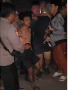 Warga berhasil meringkus dua remaja tersangka pelaku jambret seorang karyawati BNI Peterongan, Jombang, Selasa malam sekitar pukul 21.30 WIB, 30 Desember 2025. Foto: swarajombang/elok apriyanto