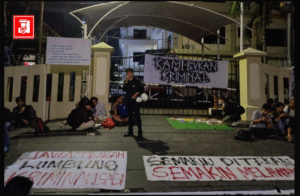Aksi unjuk rasa di depan depan Polrestabes Semarang meminta agar Fathul Munif dan Adetya Pramandira dibebaskan, Kamis, 27 November 2025. Mereka mendesak polisi melepas tanpa syarat dua aktivis lingkungan. Foto: amanat.id